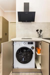 敖德萨Havana ApartHotel的厨房配有洗衣机