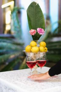 威尼斯杜珀兹酒店的两杯红葡萄酒和一瓶柠檬