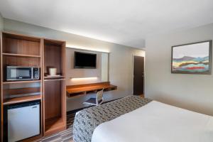 萨凡纳萨凡纳/普勒温德姆麦克罗特客栈&套房的酒店客房带一张床和一台微波炉