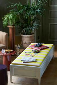 圣日耳曼昂莱Maison du Val - Les Maisons de Campagne的咖啡桌,上面有黄色和白色的毯子