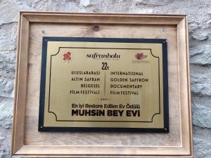 番红花城Muhsin Bey Konağı的墙上的带框的标牌,带有菜单