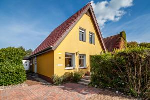 格洛米茨Haus Max的黄色的房屋,有红色的屋顶