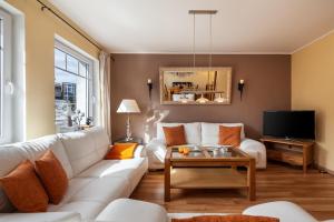 格洛米茨Haus Max的客厅配有白色沙发和电视