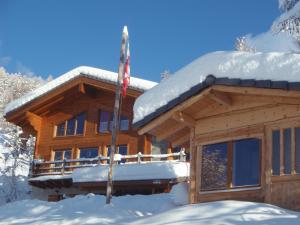 Vernamiège莱斯杜卡恩住宿加早餐旅馆的小木屋,屋顶上积雪