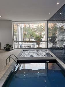 贝洛奥里藏特H2 Platinum Lourdes的一座建筑物中央的游泳池