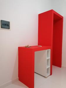 罗德镇Jz Plus Classio的红色的书桌和红色的橱柜