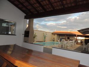 德尔菲诺波利斯Espaço Canastra的从带游泳池的房子的客厅欣赏到美景