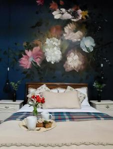 库斯科菲耶罗尼诺斯酒店的一间卧室配有一张带鲜花的床铺