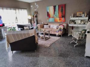 布宜诺斯艾利斯Mi Lugar en el Mundo的客厅配有沙发和桌子