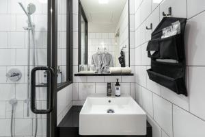 东京TRUNK (HOTEL)的白色的浴室设有水槽和镜子