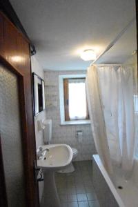 Vico CanavesePETER RANCH 1的一间带水槽、卫生间和淋浴的浴室
