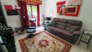 塔维拉Apartamento Tavira的带沙发和地毯的客厅