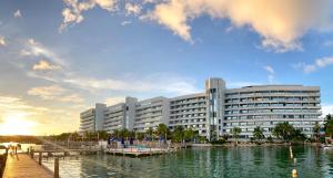 圣安德烈斯Exclusivos Apartamentos con playa privada的靠近水体的大建筑