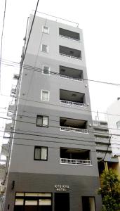 东京KYU KYU HOTEL的 ⁇ 芦公寓大楼 - 带窗户