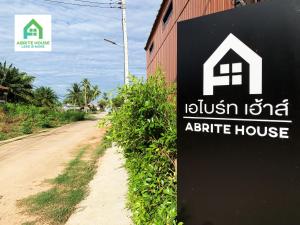Ban Mo NaeTiny house on Koh Lanta only 2 mins walk to the beach的土路旁公寓的标志