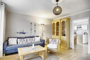 青斯特Sandstrand FW 17的客厅配有蓝色的沙发和桌子