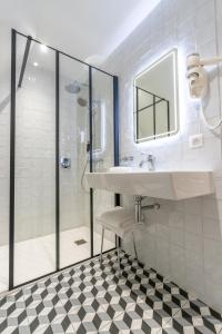罗卡马杜尔Hotel Beau Site - Rocamadour的一间带水槽和淋浴的浴室