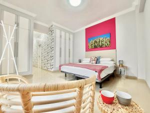 拉克鲁斯Aromas Suites Apartments的一间卧室设有一张床和红色的墙壁