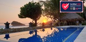 巴芝丹Istana Ombak Eco Resort的一座享有日落美景的度假游泳池