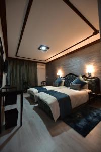 非斯Hôtel Fès Inn & SPA的大卧室配有一张带蓝色枕头的大床