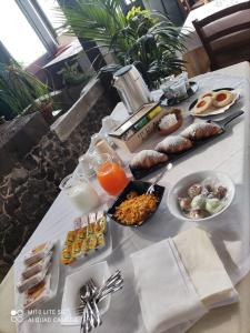 加里Il noceto dell'Etna的一张桌子,上面有早餐食品和饮料