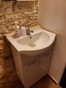 利马索尔John' s House in Omodos的石墙浴室内的白色水槽