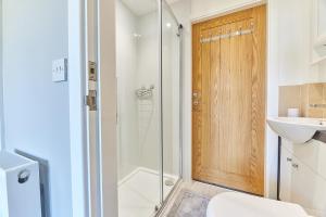 锡豪西斯Host & Stay - Castle View的带淋浴、卫生间和盥洗盆的浴室