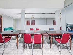 HaguOYO 90487 Wisma Kuta Karang Baru的一间会议室,配有大桌子和椅子