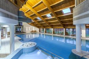 安布尔塞德兰代尔Spa酒店的大型室内游泳池,设有大型天花板