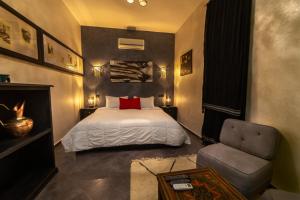 瓦尔扎扎特盖斯尔艾雅兰住宿加早餐旅馆的一间卧室配有一张床和一把椅子