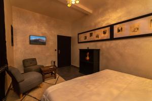 瓦尔扎扎特盖斯尔艾雅兰住宿加早餐旅馆的卧室配有床、椅子和窗户。