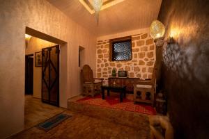 瓦尔扎扎特盖斯尔艾雅兰住宿加早餐旅馆的走廊上设有桌椅的房间