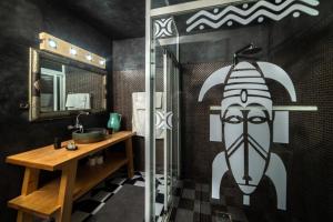 瓦尔扎扎特盖斯尔艾雅兰住宿加早餐旅馆的浴室设有淋浴,面部画作