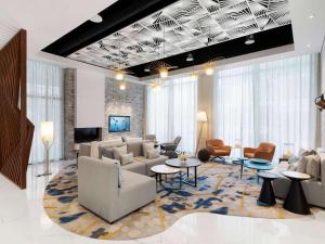迪拜Adagio Premium The Palm的带沙发和桌子的客厅以及电视。