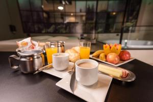 本图贡萨尔维斯Motel Della Montagna (Adult Only)的一张早餐桌,包括两杯咖啡和水果