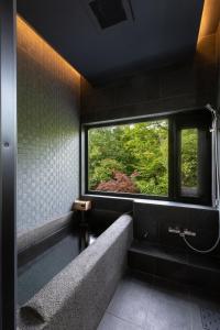 汤布院山田日式旅馆的一间浴室