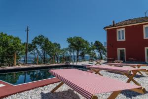 斯培西亚Agriturismo Belvedere 9的别墅 - 带游泳池和2张野餐桌