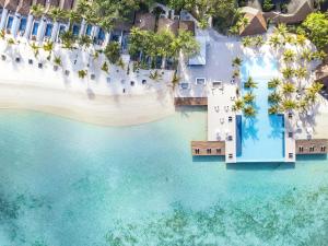 北马累环礁Villa Nautica Paradise Island Resort的享有海滩和度假村的空中景致