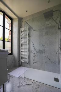 TaingyManoir de La Croix Saint Louis "Luxury Guest House"的带淋浴和大理石墙的浴室