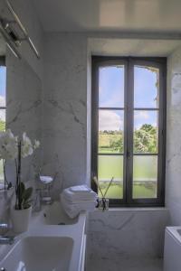 TaingyManoir de La Croix Saint Louis "Luxury Guest House"的白色的浴室设有窗户和水槽