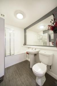 LennoxtownDingieshowe Cottage的浴室配有白色卫生间和盥洗盆。