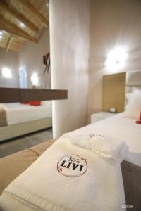 戈里察Vila Livi的一间卧室配有一张床铺,床上铺有白色毯子