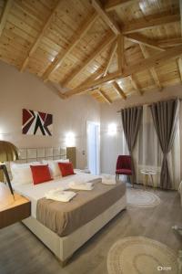 戈里察Vila Livi的大卧室配有一张带红色枕头的大床