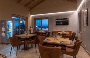 Isola d'AstiSunstar Hotel Piemont的用餐室设有桌椅和窗户。