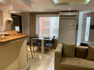 突尼斯Lac Palace Luxury Apartment-2 Bdr的客厅配有沙发和桌椅