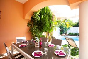 穆罗海滩Casa Albufera的一间带桌子和游泳池的用餐室