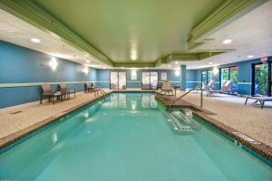 米德尔敦Holiday Inn Express Newport North - Middletown, an IHG Hotel的大楼内一个带桌椅的游泳池