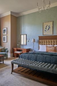 达灵顿洛克里菲宫高尔夫及水疗酒店的一间卧室配有一张大床和一把椅子