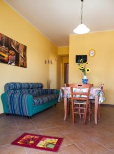 巴莱斯特拉泰Case Vacanza Longo的客厅配有沙发和桌子