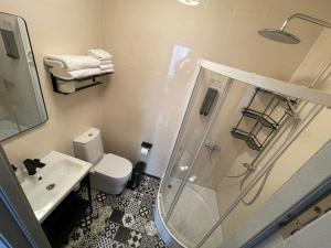 乌法Апартаменты Zoofa的带淋浴、卫生间和盥洗盆的浴室